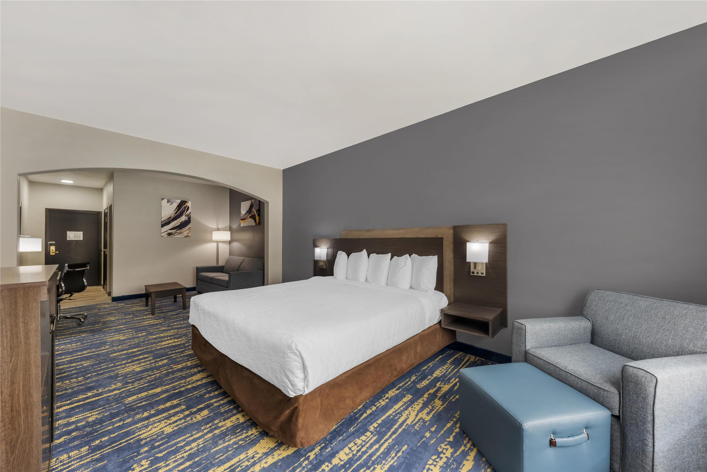Suite, King Bed, Sofa