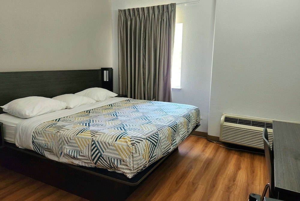 1 King Bed - Mobility Accessible Tub, Nsmk