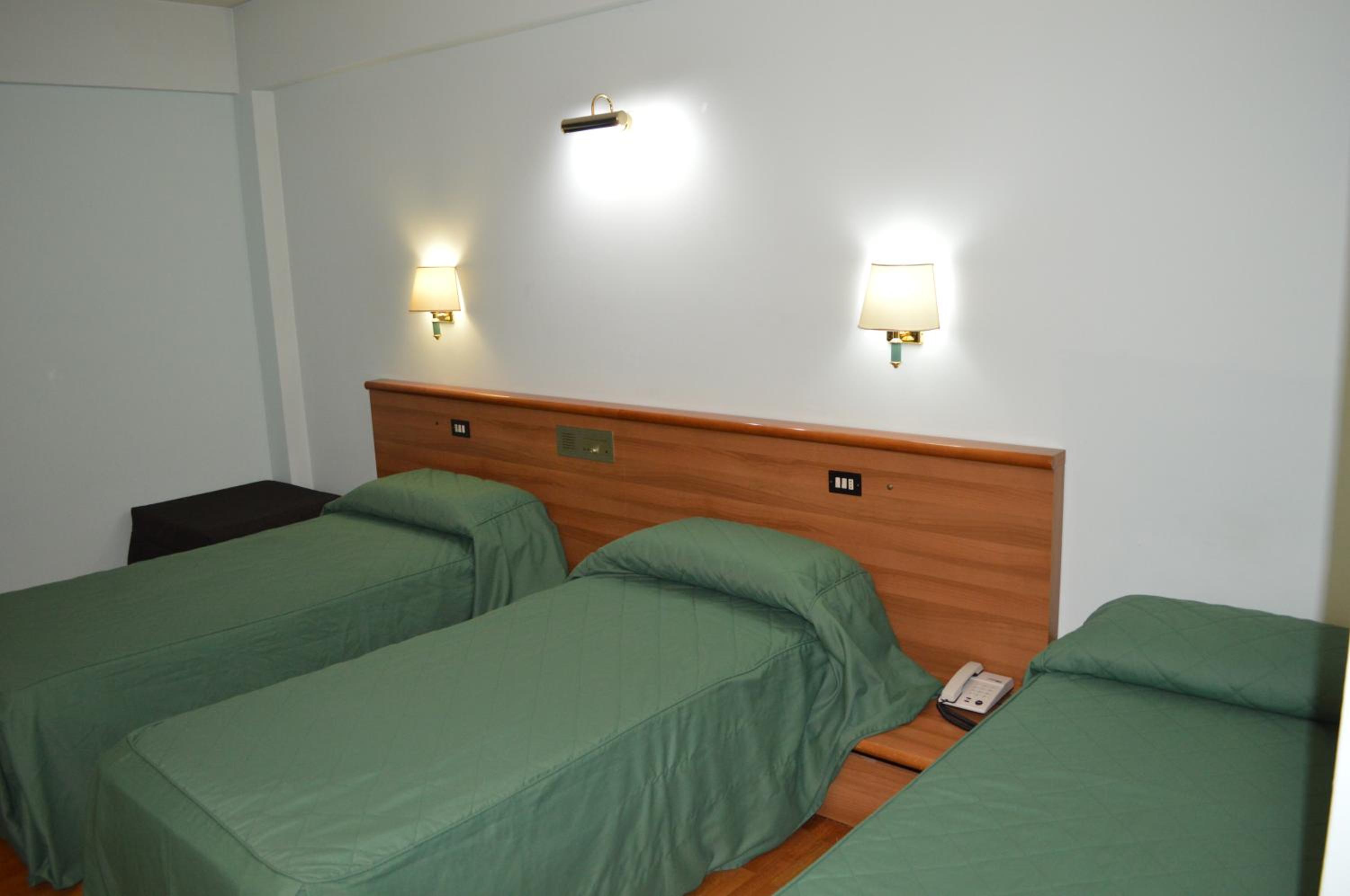 غرفة ثلاثية، Canadian Hotel 4/7