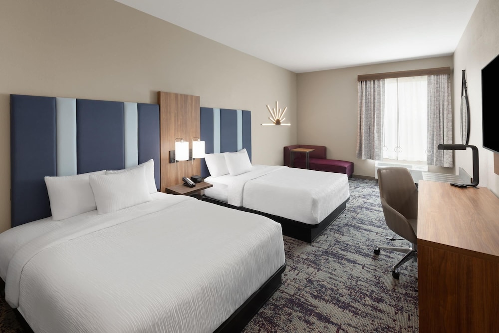 La Quinta Inn & Suites by Wyndham Athens 15/49