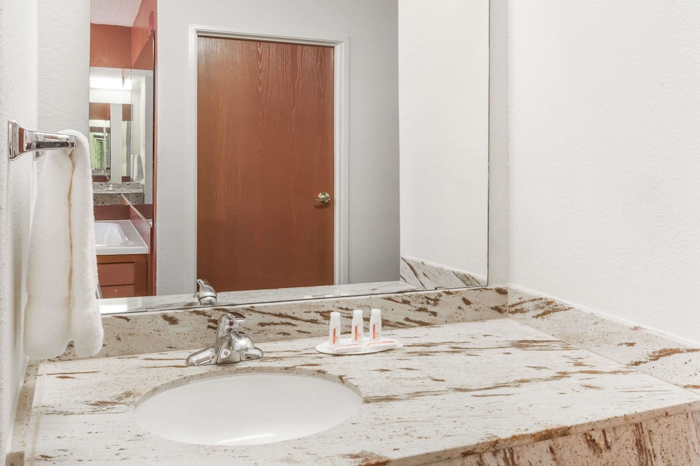 Days Inn & Suites By Wyndham New Iberia 24/27