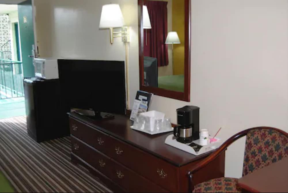 Lincoln Way Inn 13/17