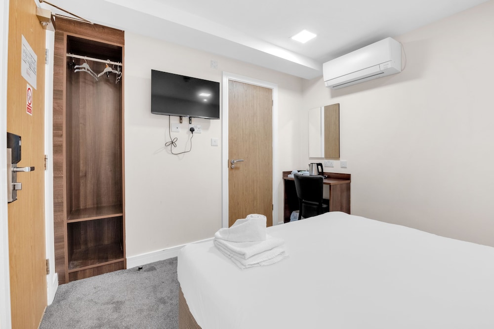 ROOM, DOUBLE BED, NO WINDOW