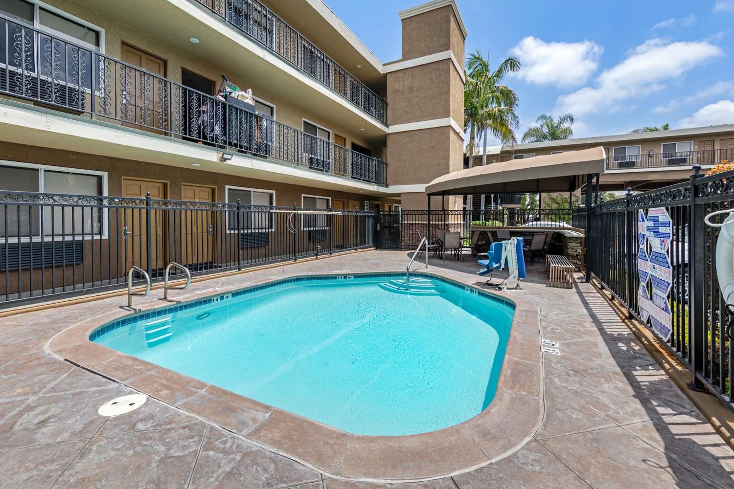 Quality Inn Suites Anaheim Maingate 24/24