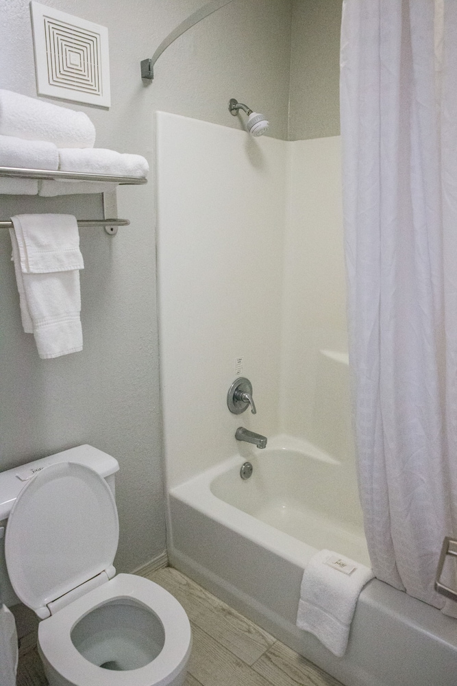 Mockingbird Inn Suites 48/49
