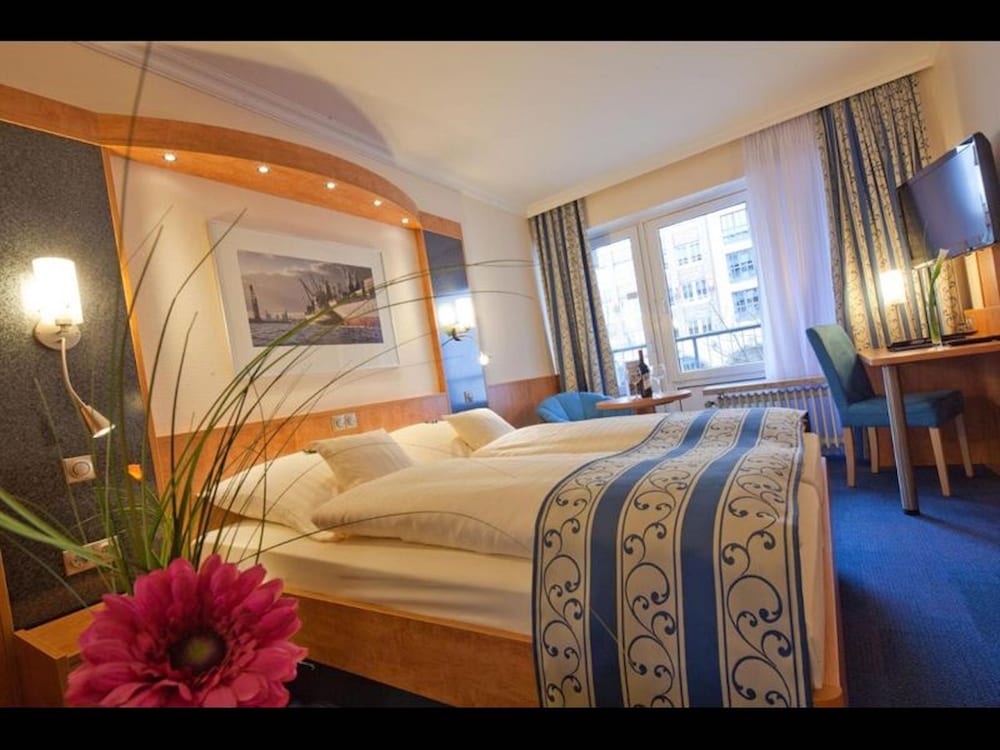 غرفة بسرير كوين بإطلالة على المدينة بشرفة بغرفة نوم واحدة، Room in B&B - Studio for 2 People in Hamburg Mitte, Cozy and Modern 4/10