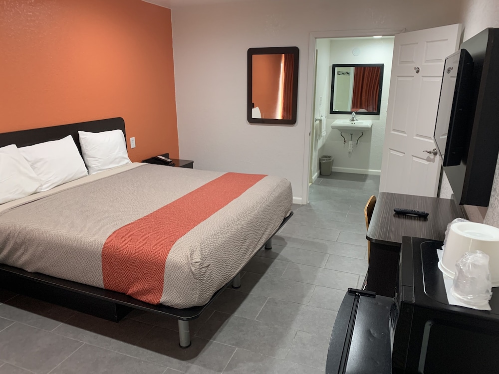 Motel6 Englewood, FL 30/64