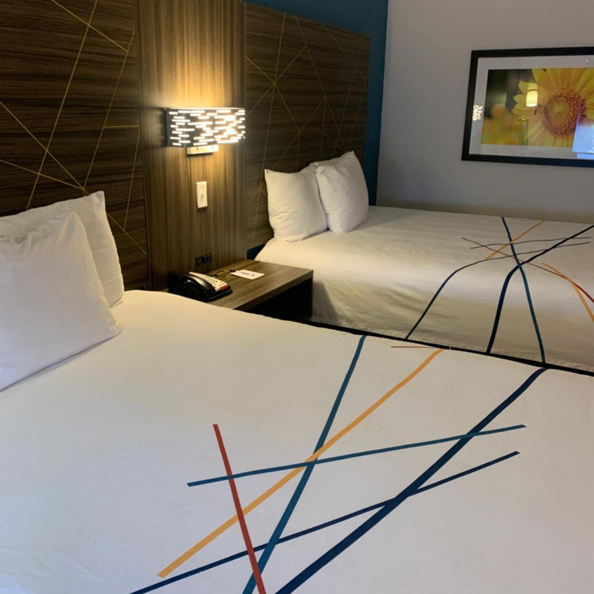 غرفة بسريرين كوين بحوض استحمام لذوي الإعاقة، La Quinta Inn & Suites by Wyndham OKC North - Quail Springs 2/10