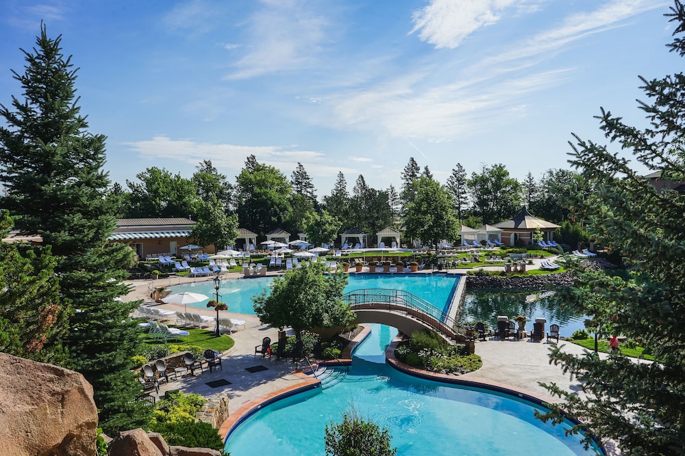 THE BROADMOOR 68/73