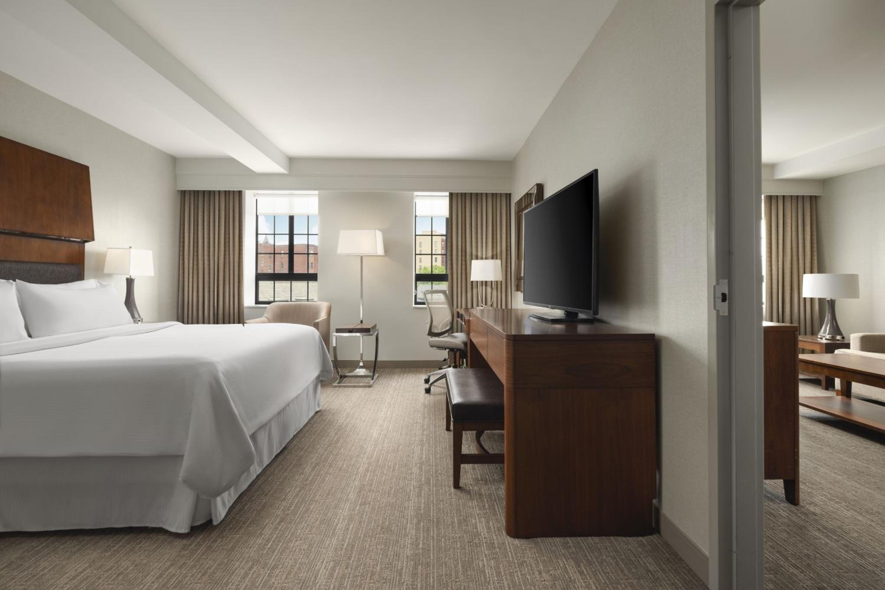 1 Bedroom, Junior Suite, Superior, King Bed, City View, The Westin Portland Harborview 2/4