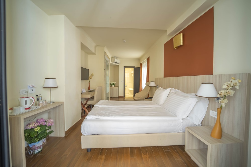 DELUXE, DOUBLE BED