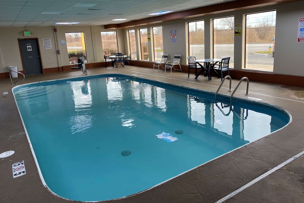 Days Inn and Suites by Wyndham Hammond, IN 27/50