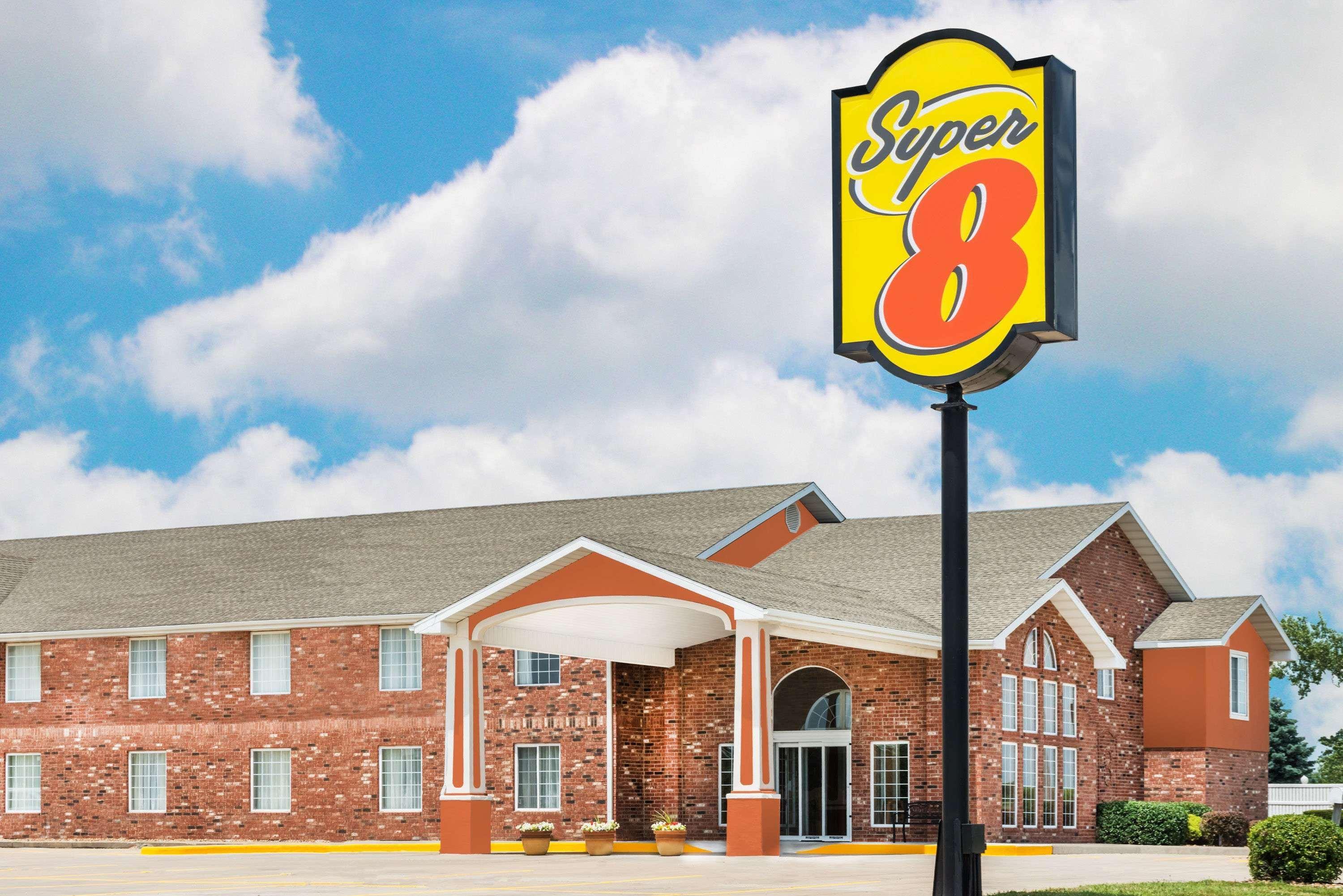 Super 8 by Wyndham Bolivar MO 4/28