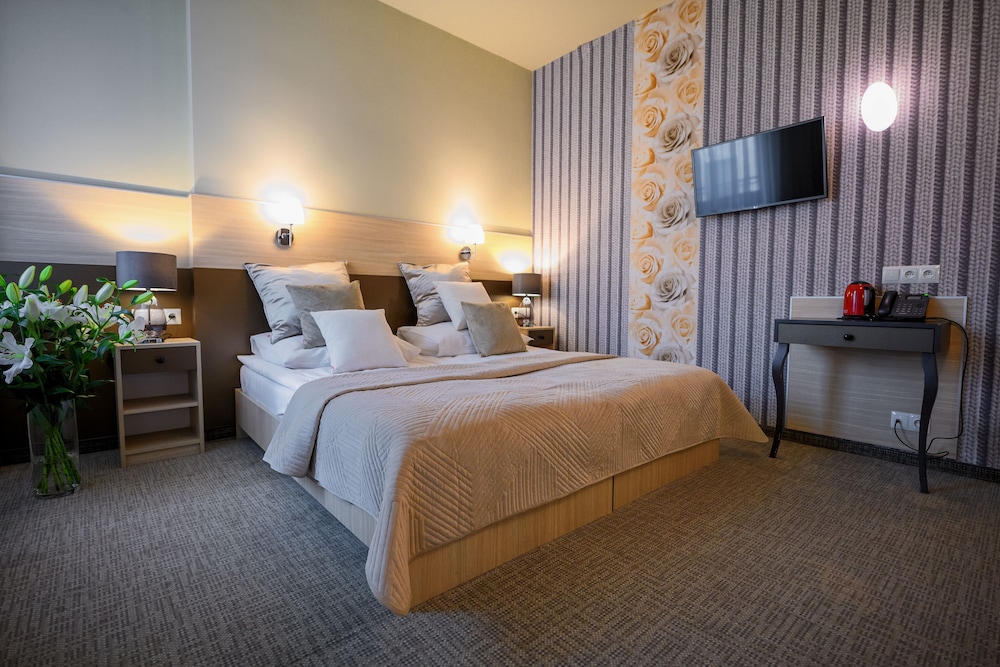 ROOM, DOUBLE BED