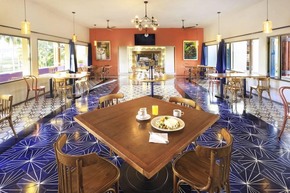 Los Patios Hotel 45/57