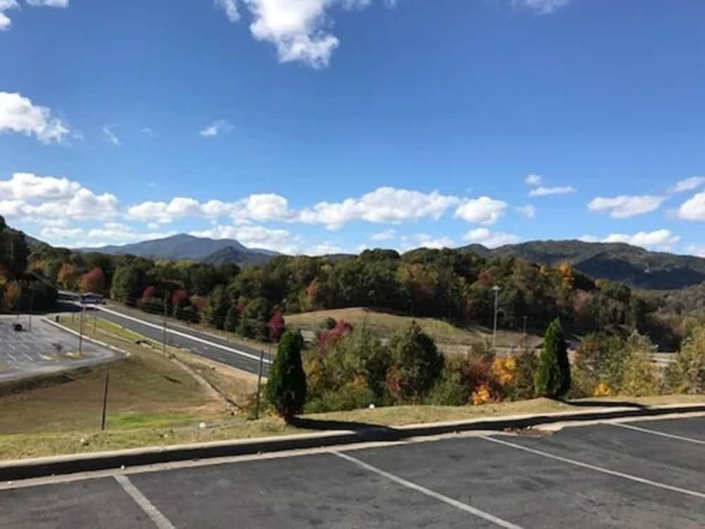Days Inn by Wyndham Waynesville NC 10/27