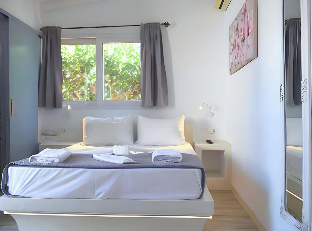ROOM, DOUBLE BED