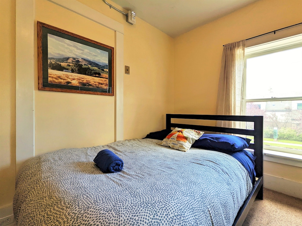 Bunk & Brew Historic Lucas House 22/71