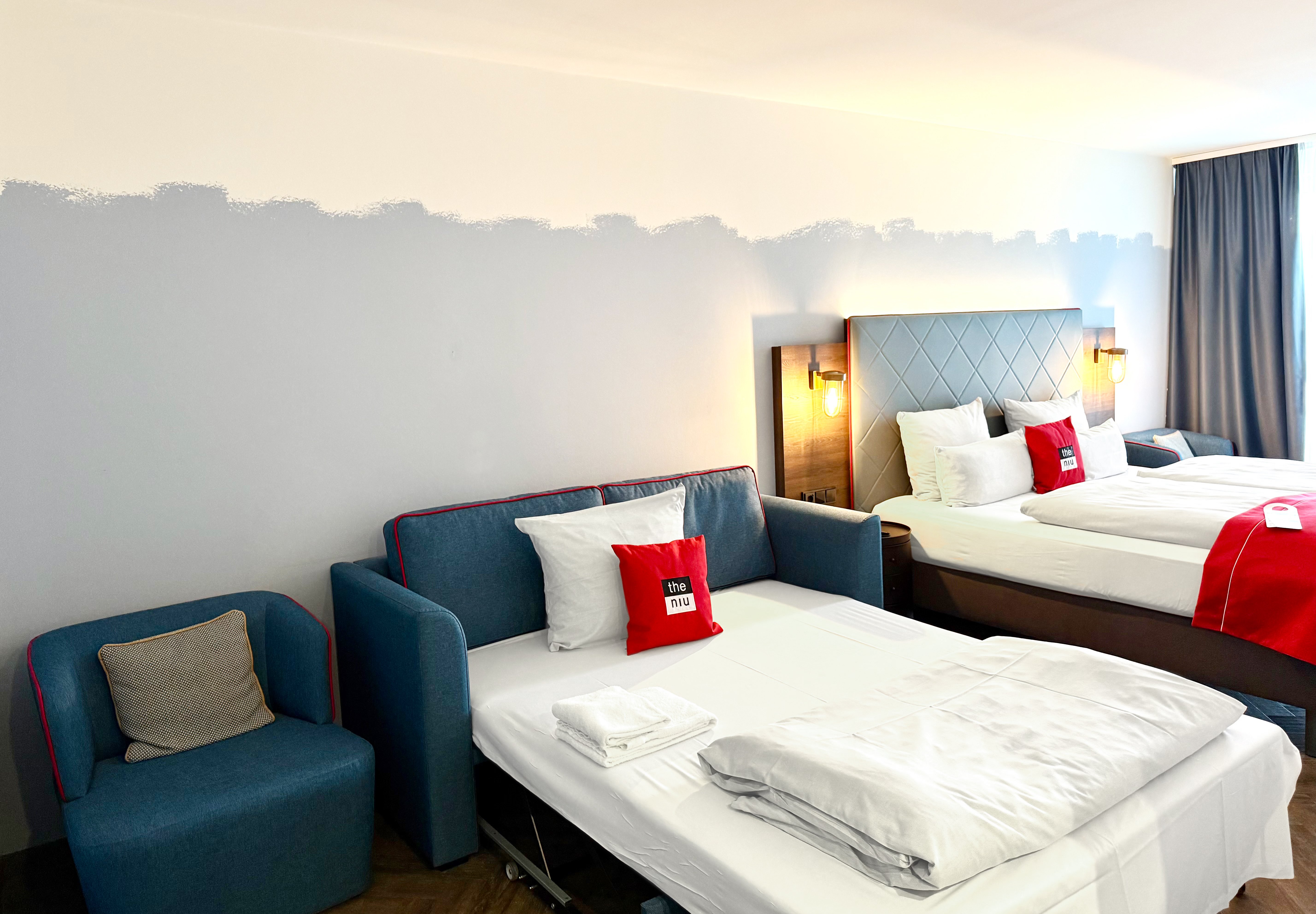 غرفة بريميوم بسرير كوين مع أريكة، Holiday Inn - the niu, Keg Hamburg Ost, an IHG Hotel 2/4