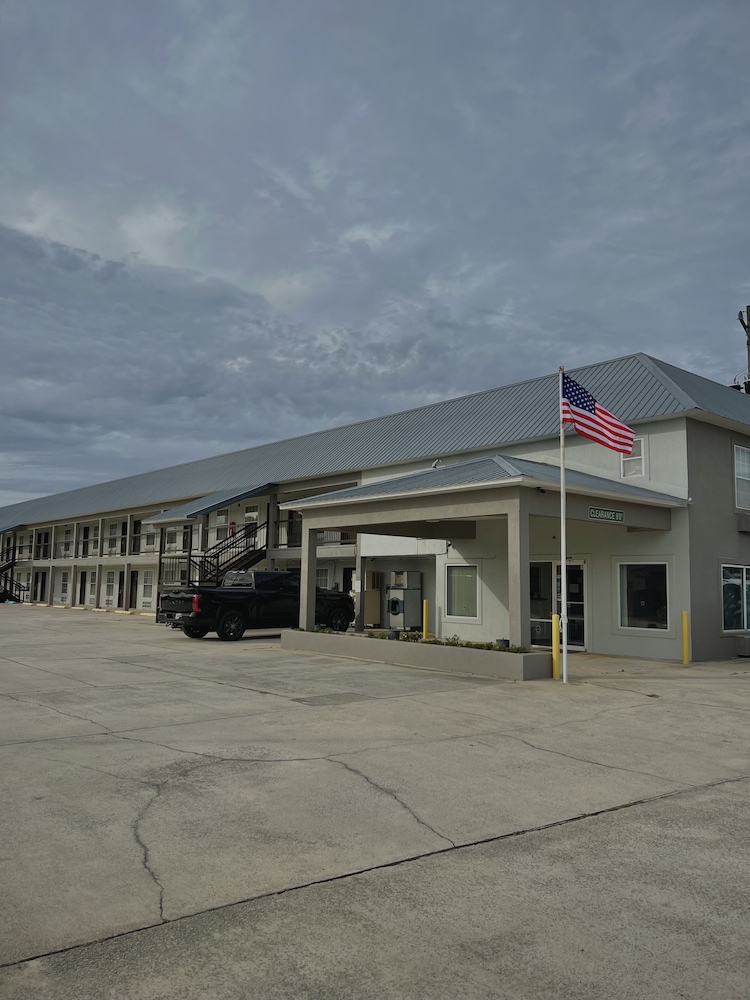 Garden Inn & Suites 7/53