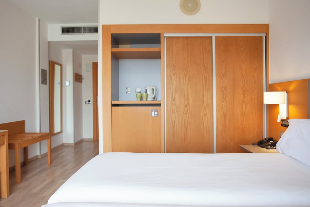 Standard, Single, Queen Bed, City View, Balcony, Hotel Artiem Capri 7/10