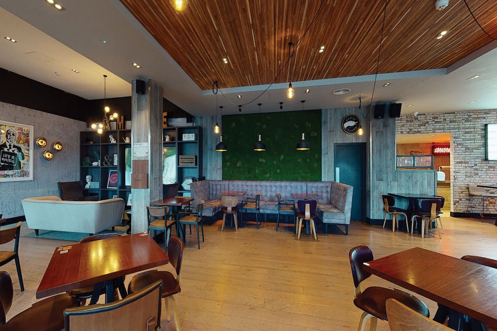 Village Hotel London Watford 35/50