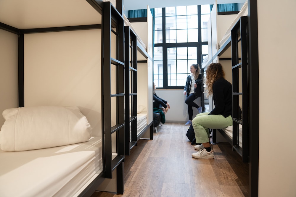 FEMALE DORM, FEMALE ONLY, 8 BEDS, SHARED BATHROOM