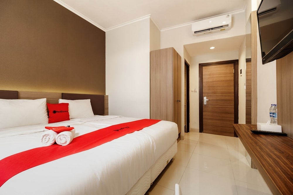 RedDoorz Plus near Lippo Mall Kemang 2 6/23