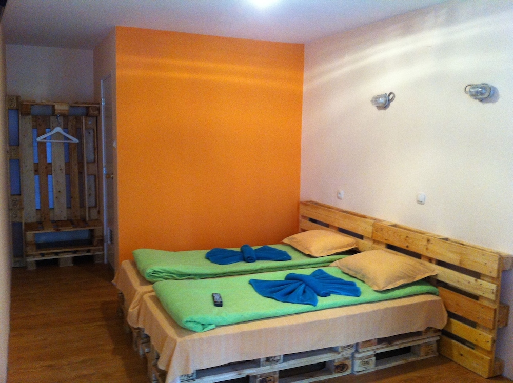 ROOM, TWIN BEDS