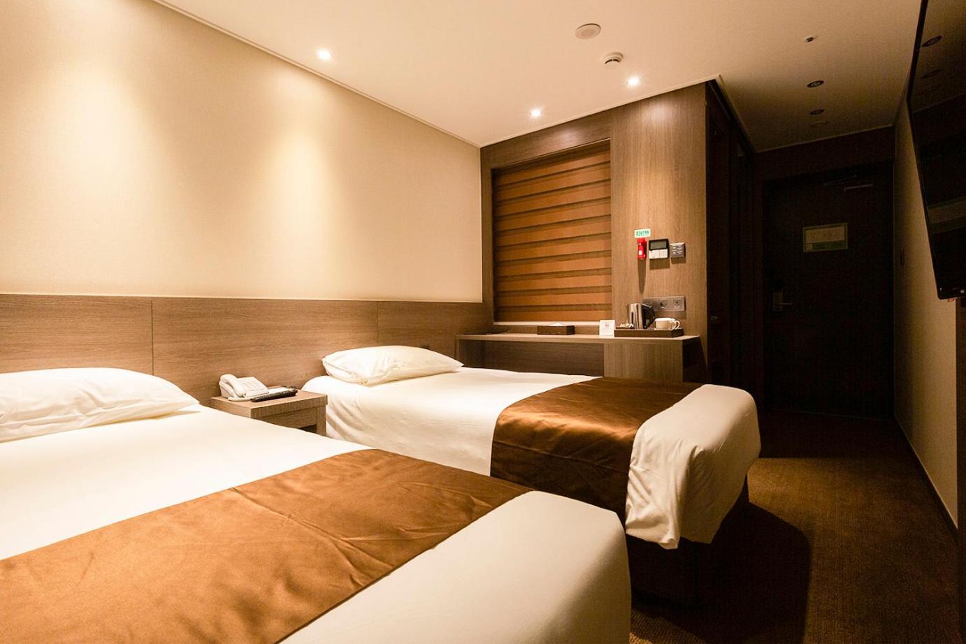 Grand Millions Hotel 12/42
