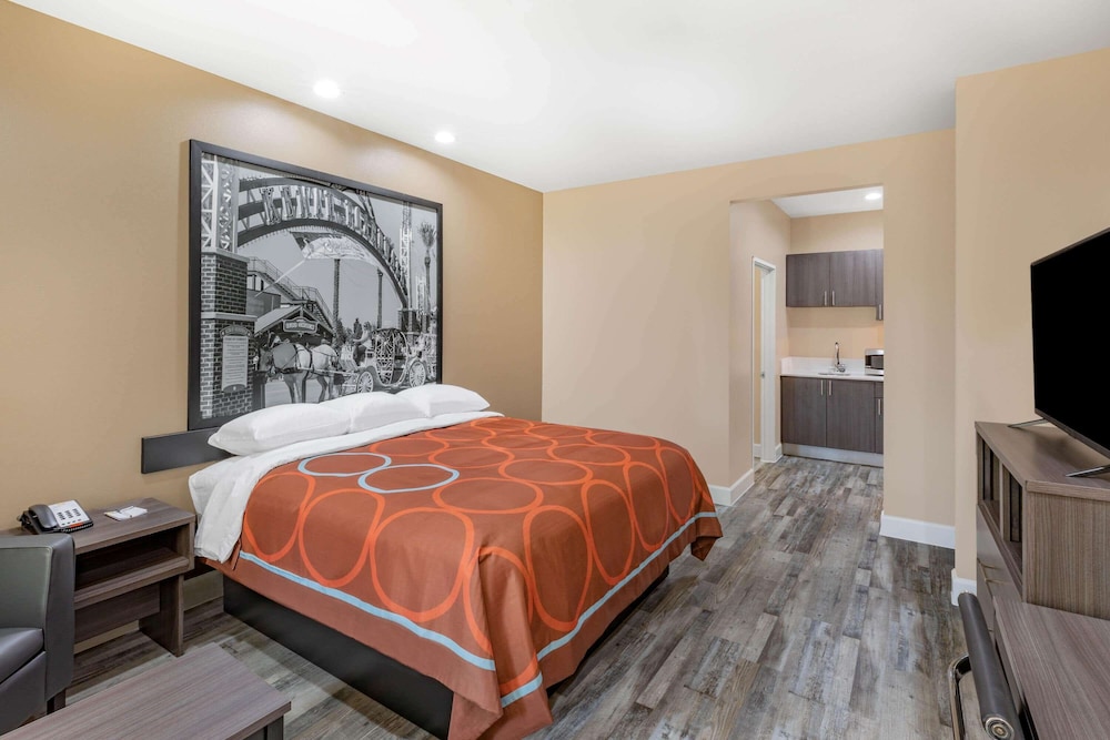 EFFICIENCY, KING BED, ACCESSIBLE