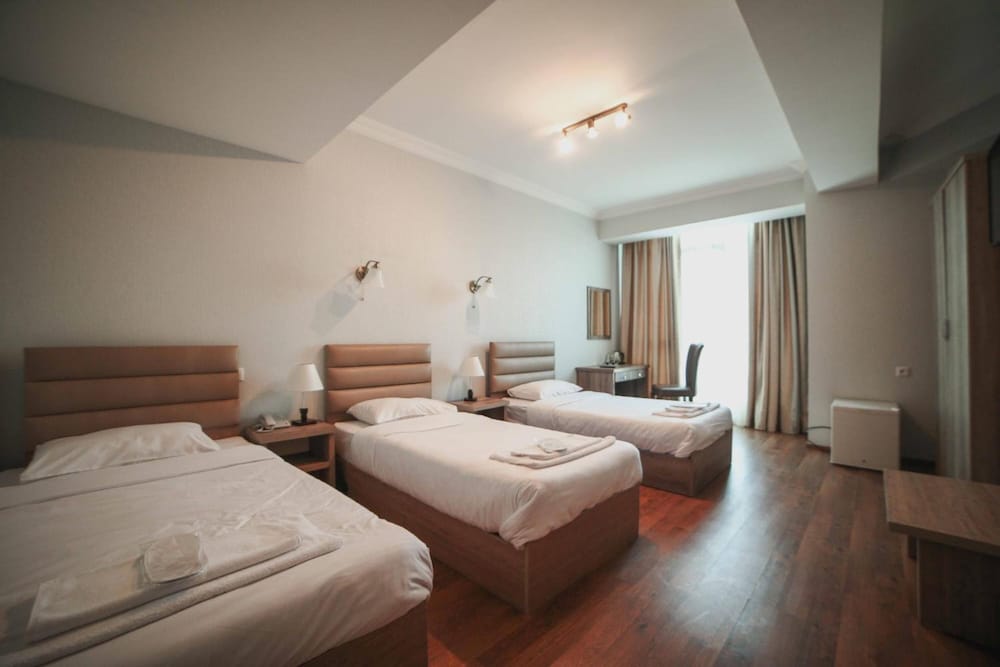 L PLAZA HOTEL 20/63