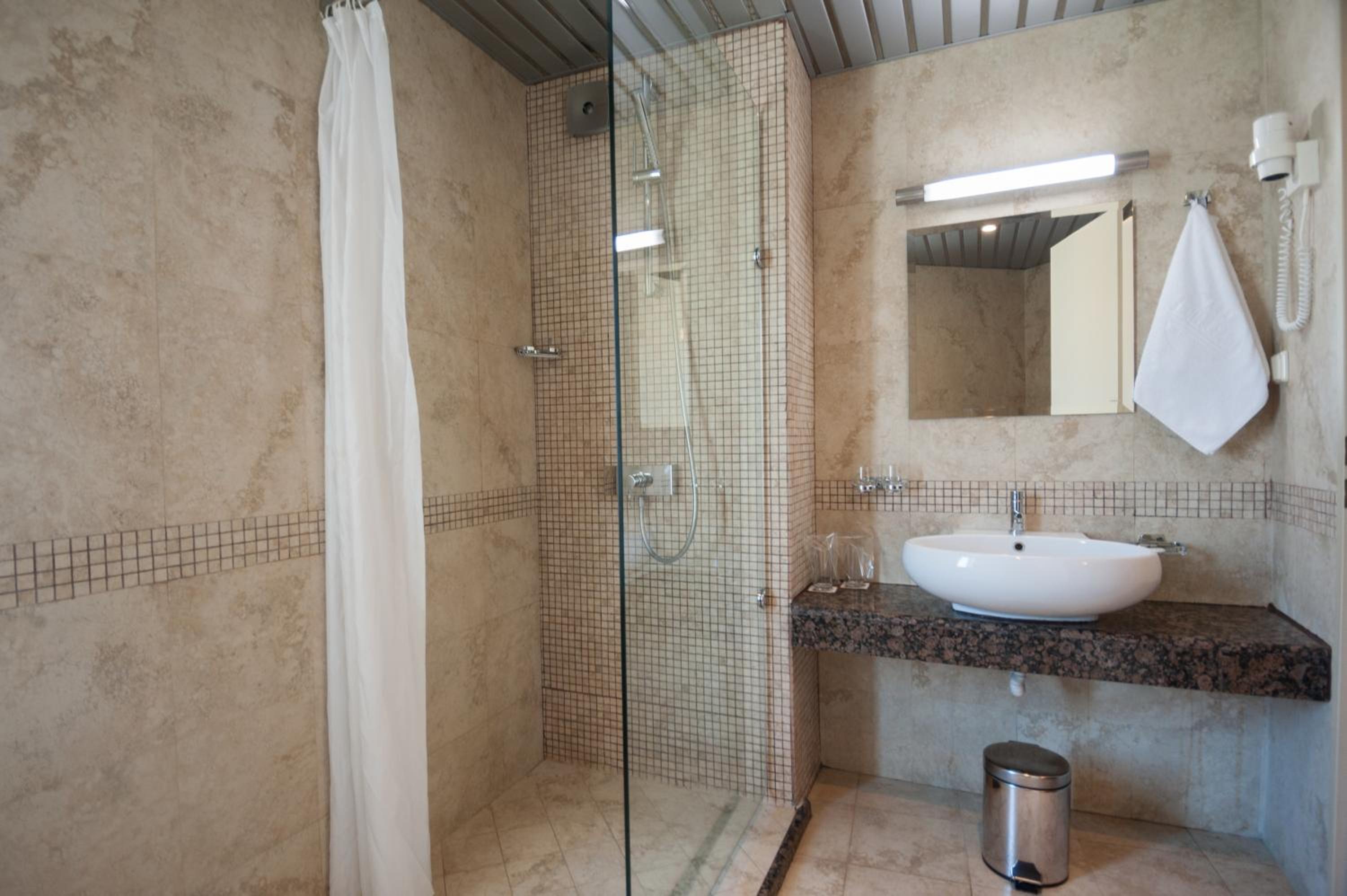 Jeravi Hotel 54/56