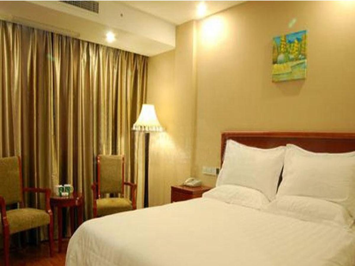 ROOM, QUEEN BED