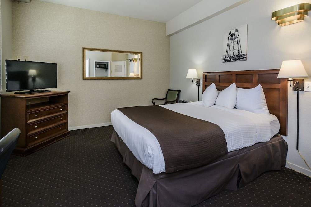Lions Gate Hotel 8/44