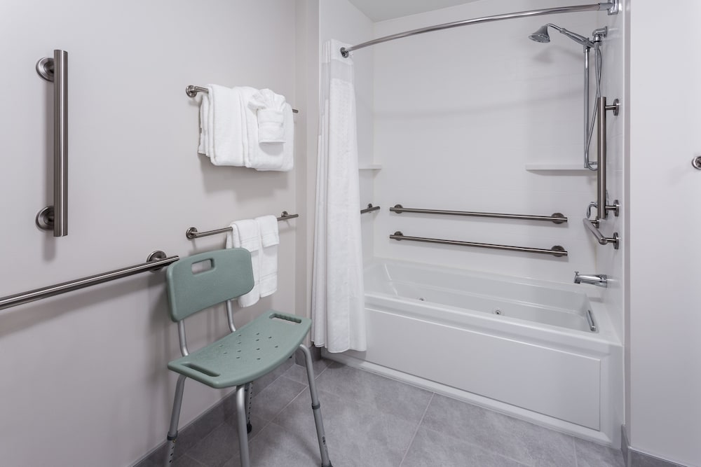 Holiday Inn Express Suites Rice Lake 19/72