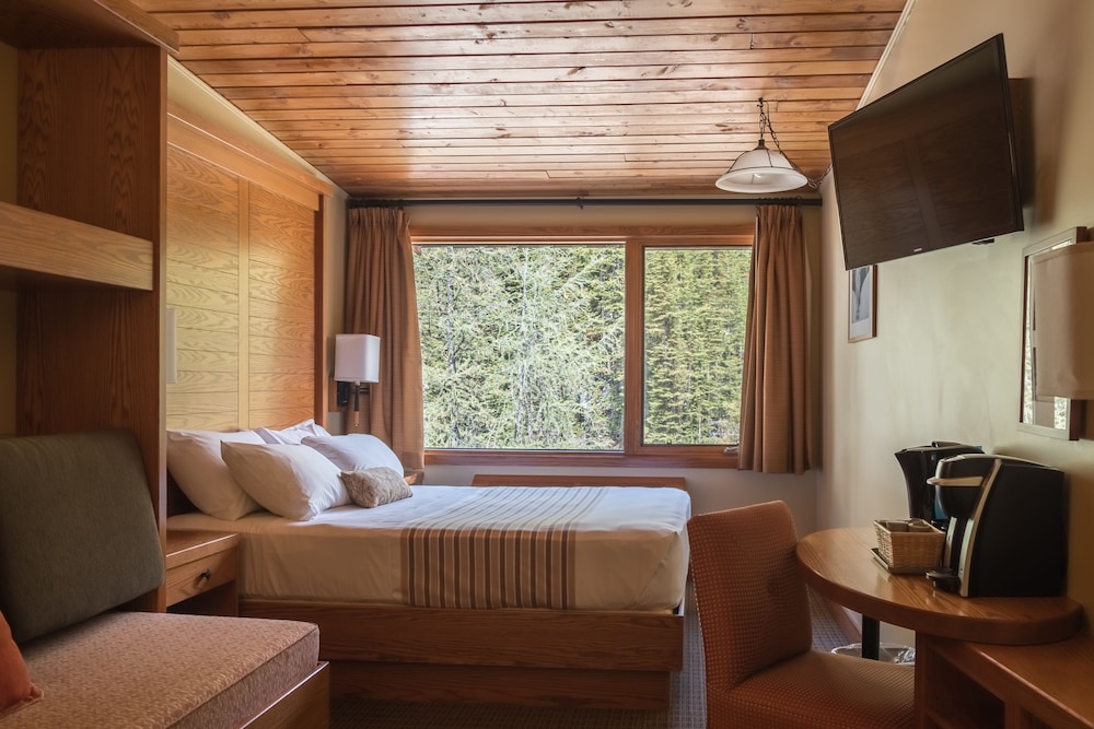 Sunshine Mountain Lodge - Superior Room 26/61