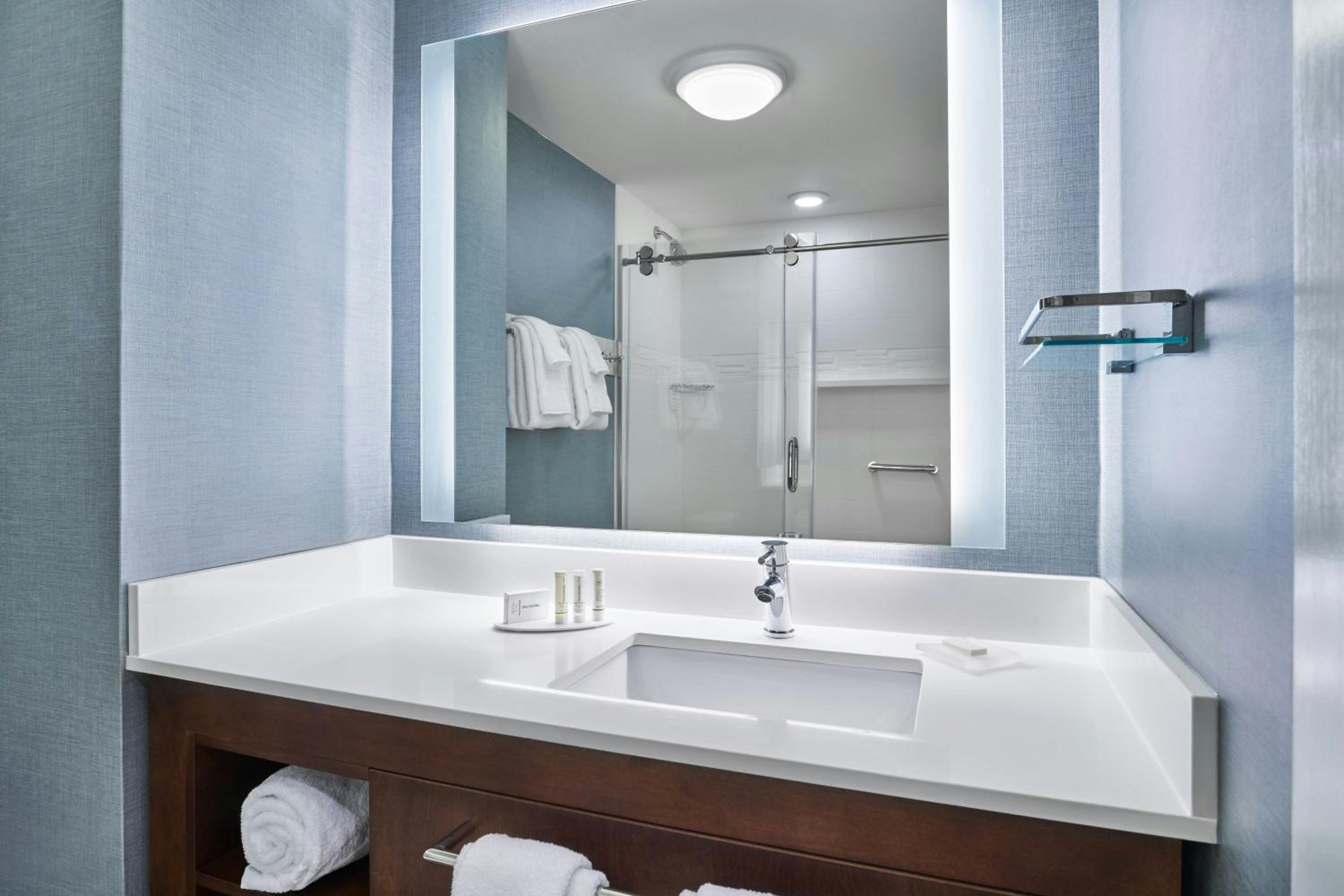 Suite, King Bed, Sofa, Balcony, High Floor 4/8