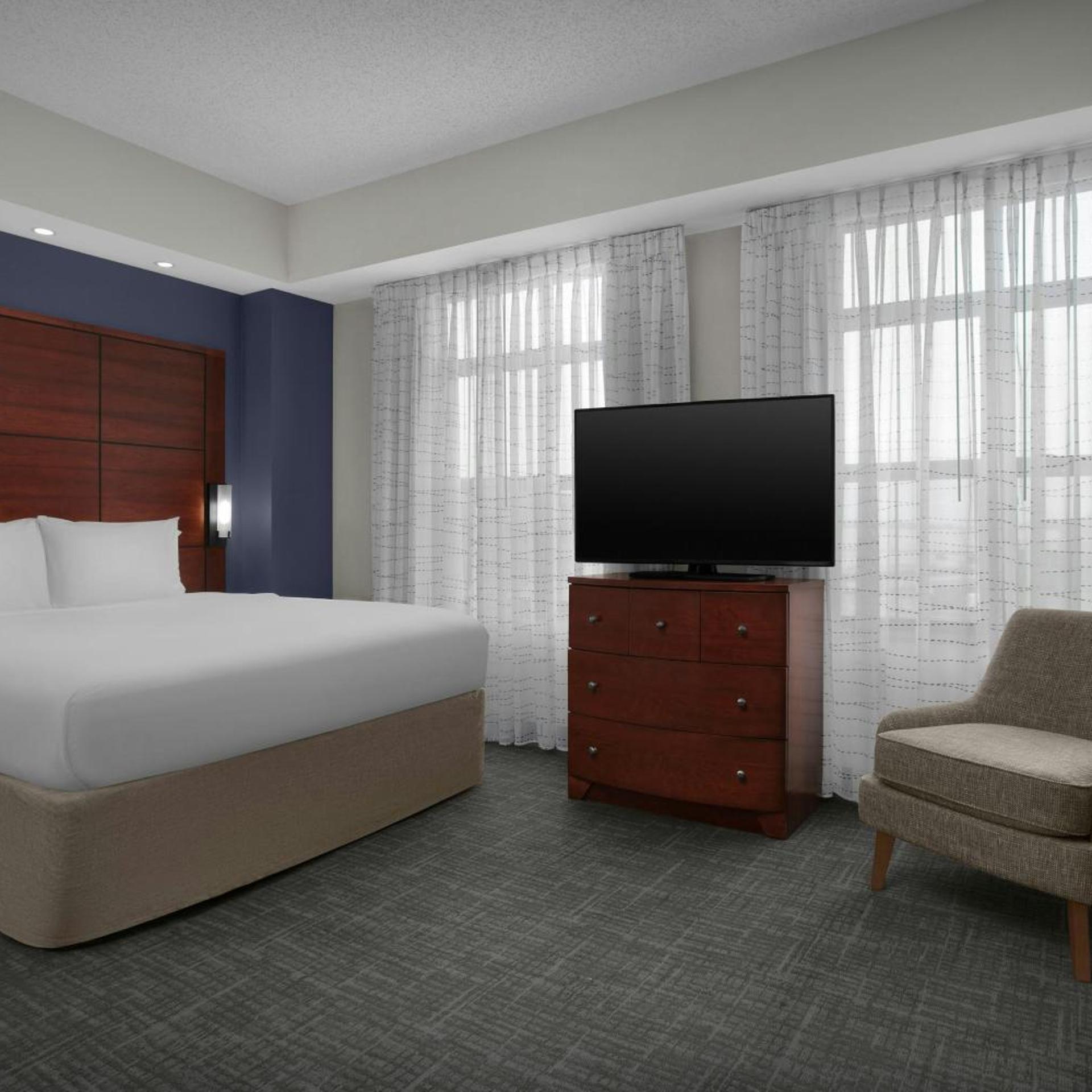 استوديو بسرير كينج مع أريكة بحوض استحمام لذوي الإعاقة، RESIDENCE INN BY MARRIOTT PORTLAND DOWNTOWN WATERFRONT 2/8