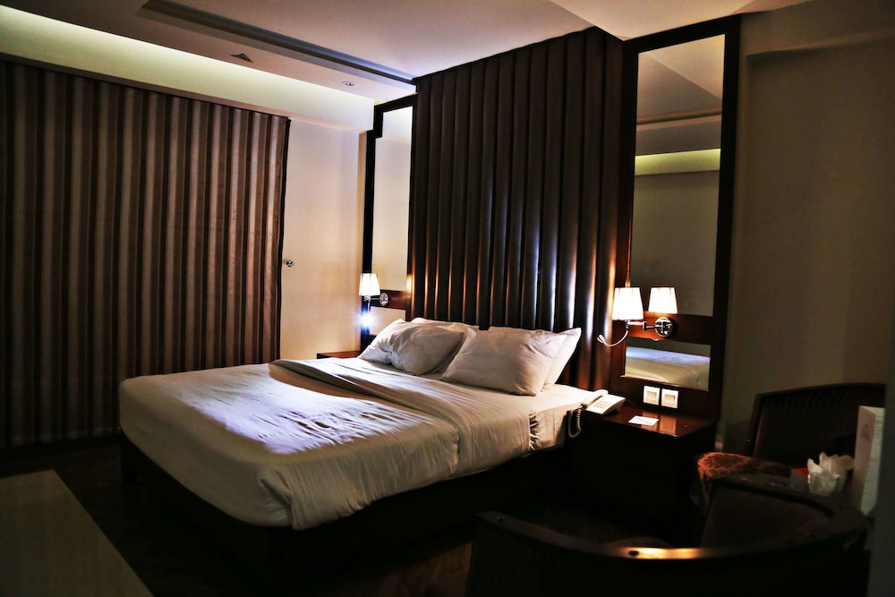 DELUXE, DOUBLE BED