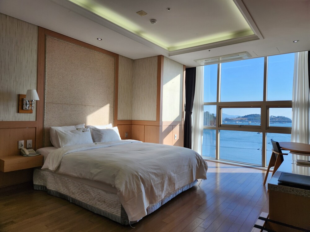 DELUXE, DOUBLE BED, OCEAN VIEW