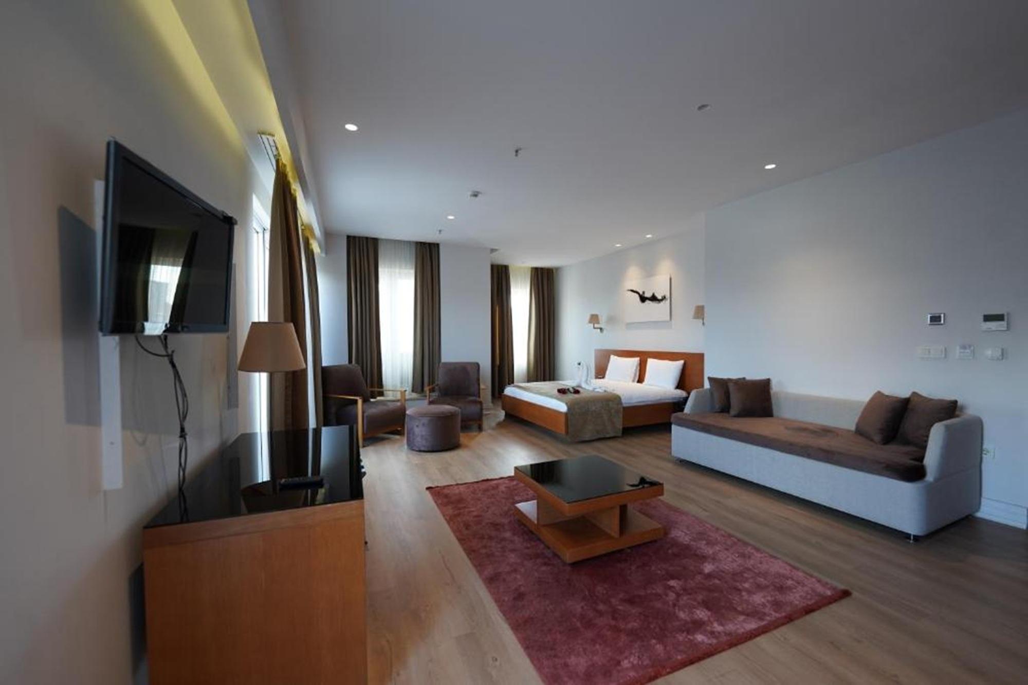 Suite, City View