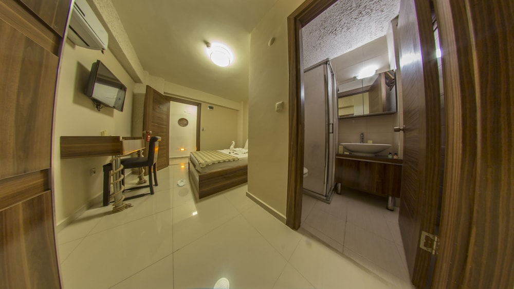 Ados Hotel 34/56