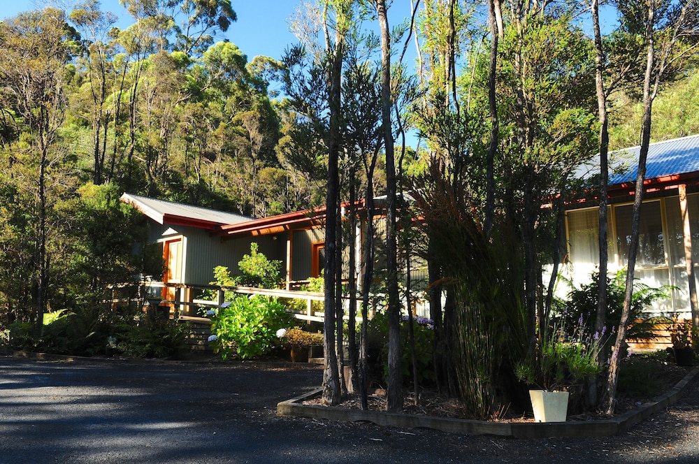 THE CRAYS ACCOMMODATION 43/46