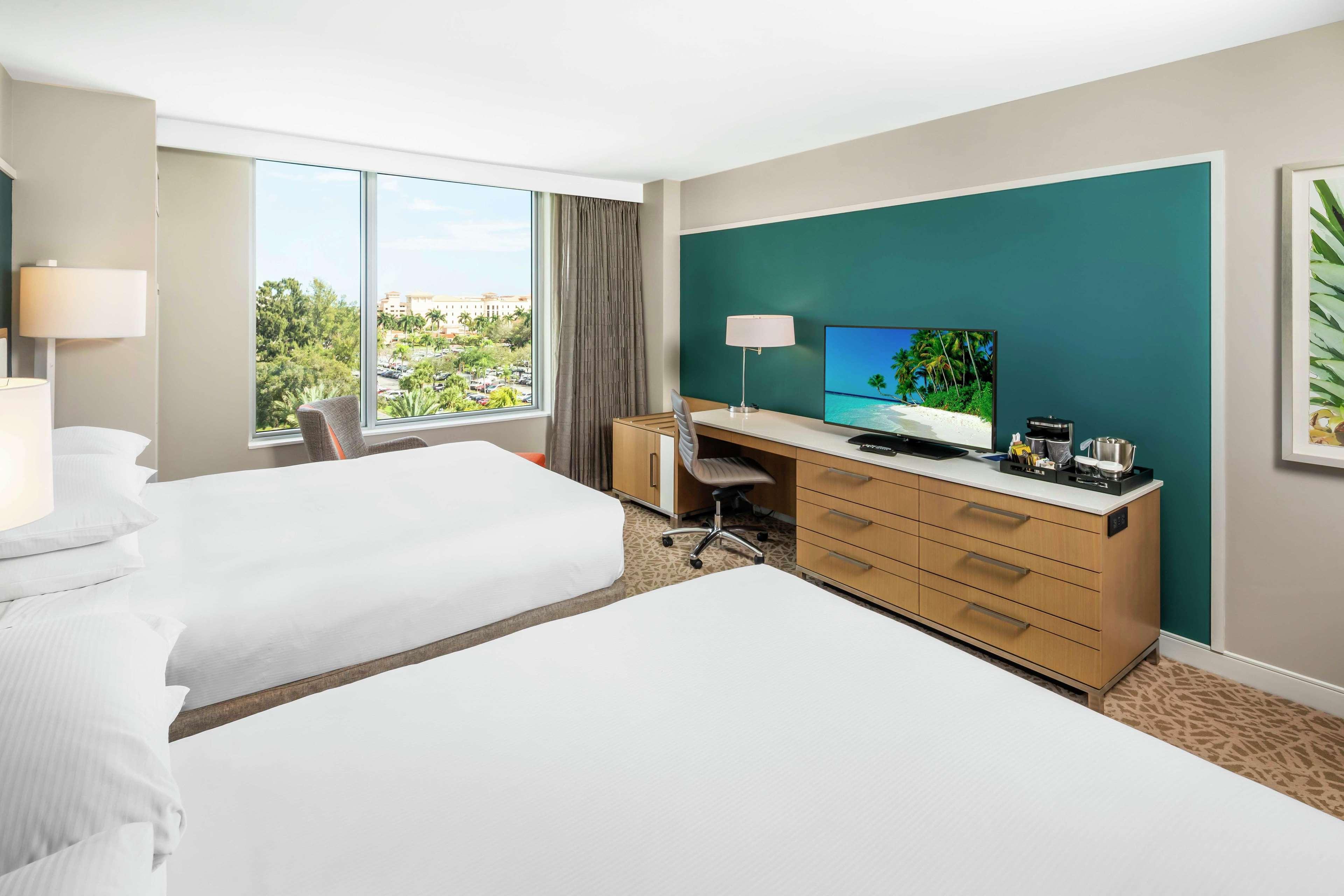 DELUXE, SUITE, KING BED, LAKE VIEW