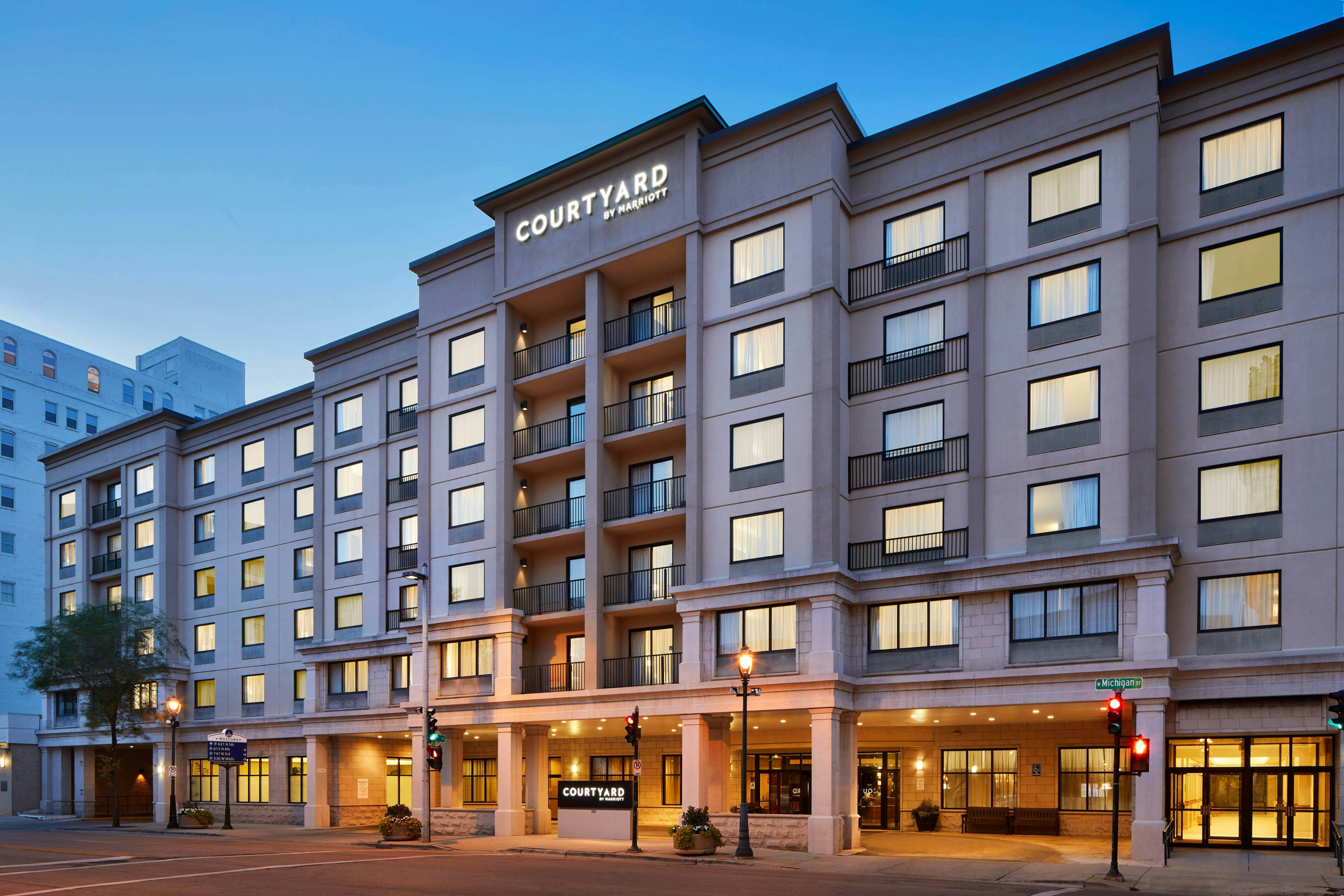 Courtyard By Marriott Milwaukee Downtown