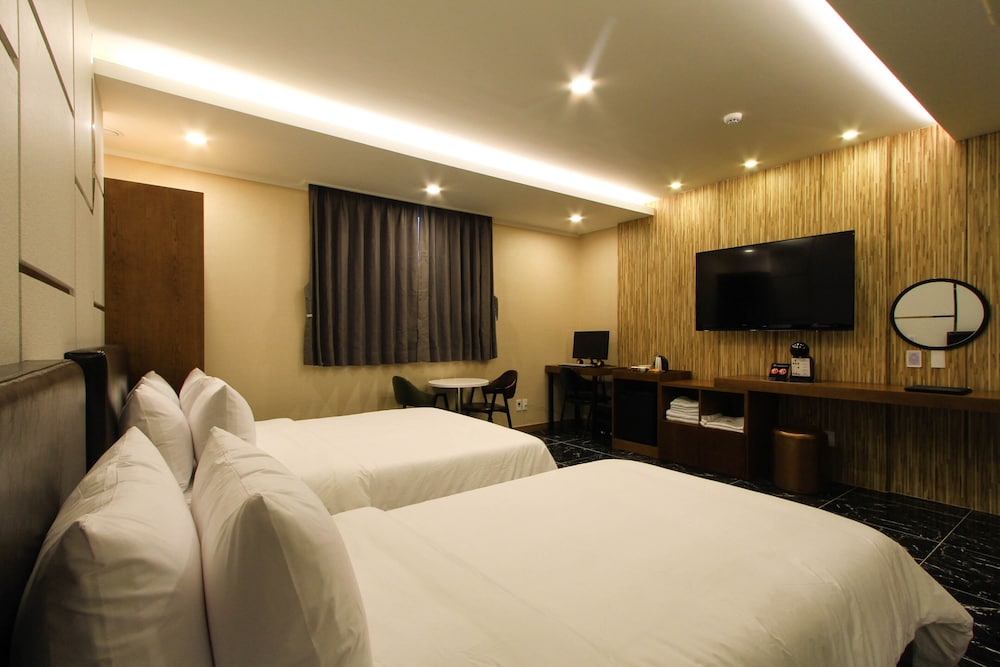 2 BEDROOMS, JUNIOR, TWIN BEDS