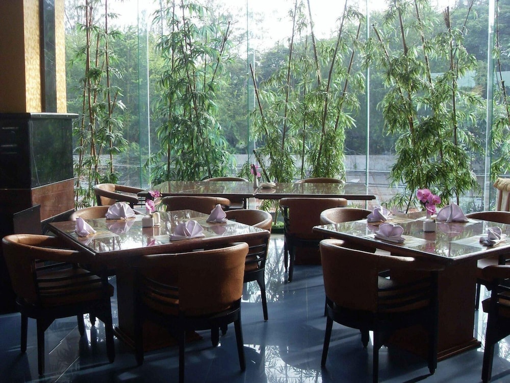 Hotel Oval Surabaya 18/28