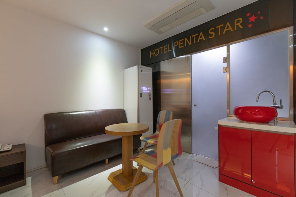 Pentastar Hotel 17/30