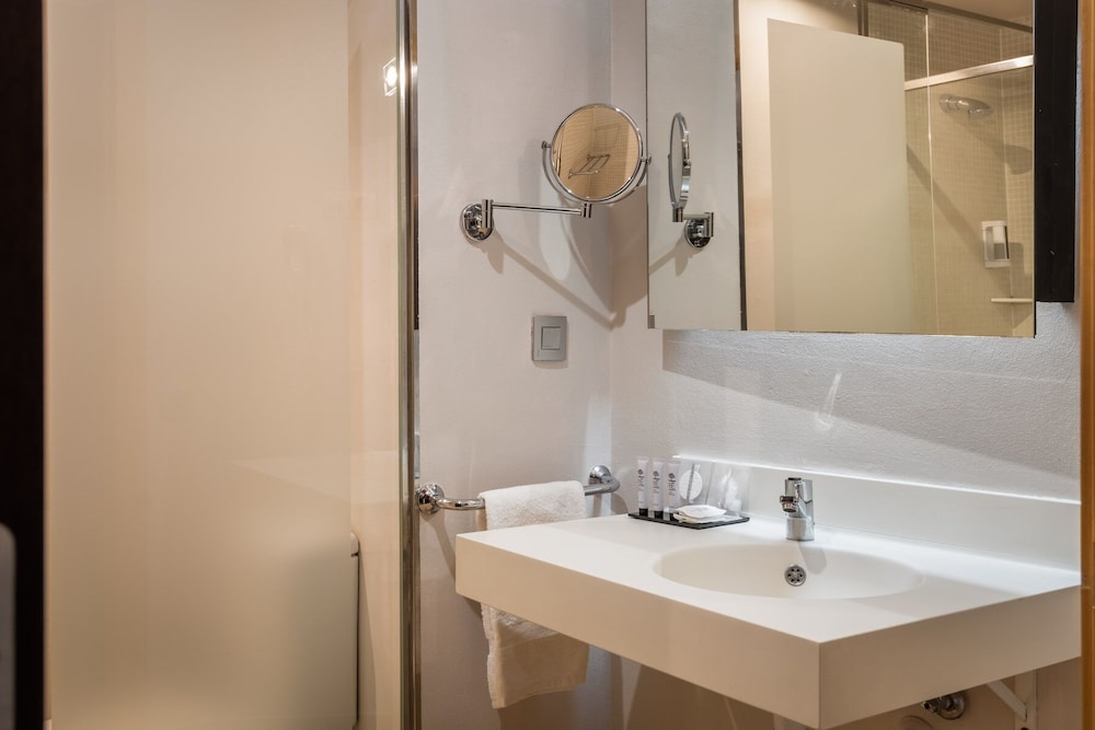 غرفة قياسية بسريرين منفصلين، Madanis Hotel 9/10